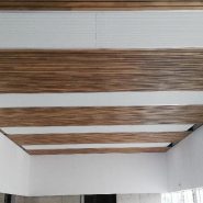 Plafond en lames de bois